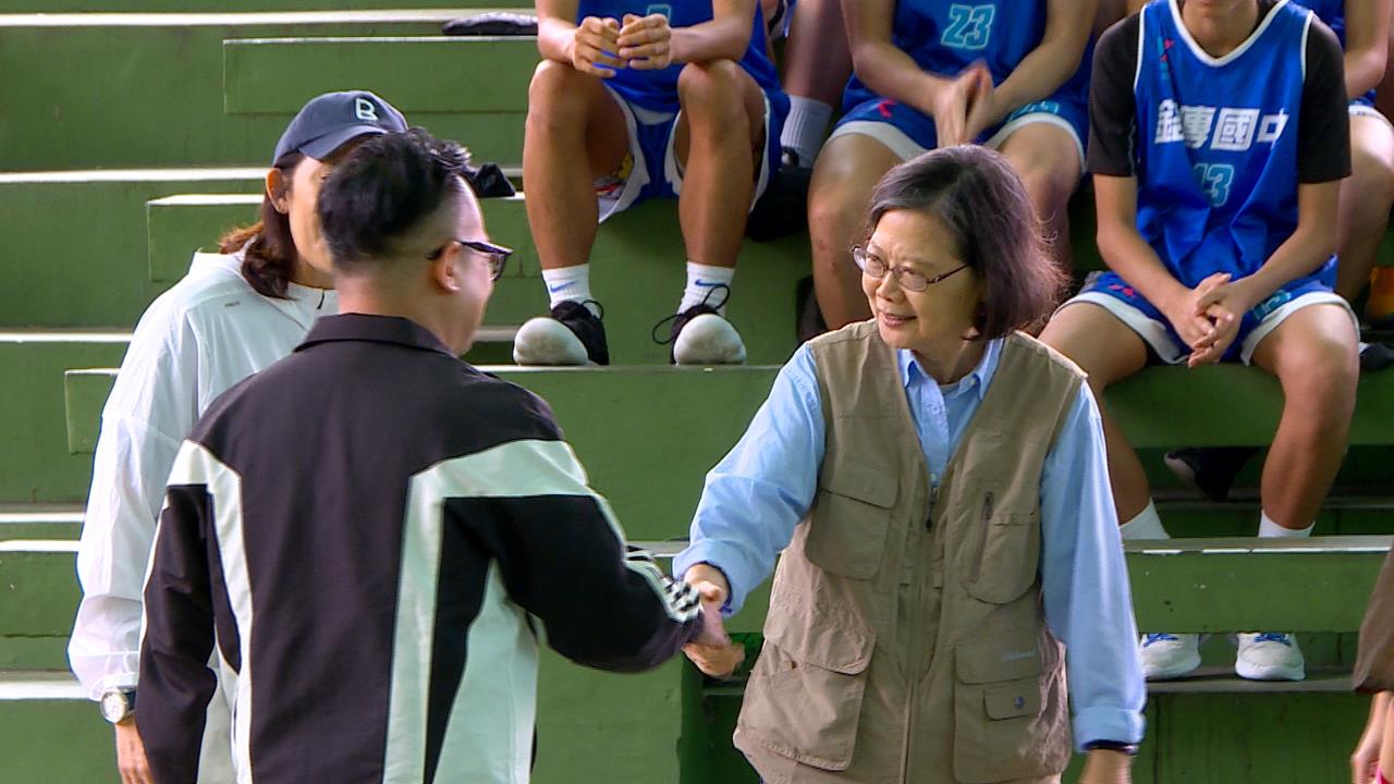 再跟童子瑋同台健行！　小英讚：不喘了還抓到竅門