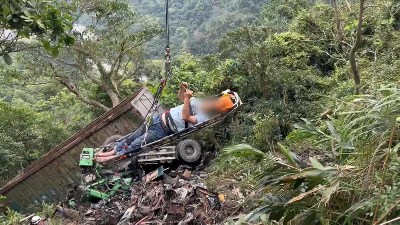 命大！大貨車翻落10公尺山坡　駕駛被彈出車外卡樹保命