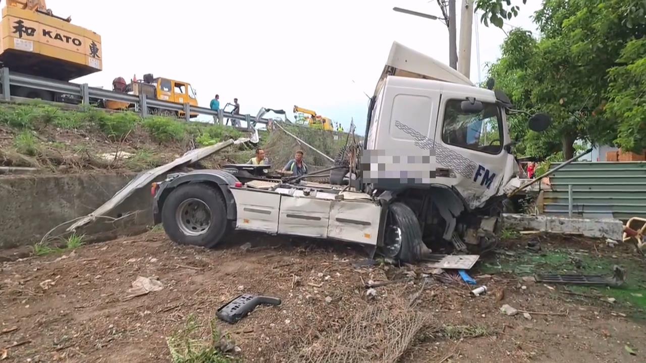 國道1號拖板車爆胎失控墜邊坡　清明收假車流一度回堵