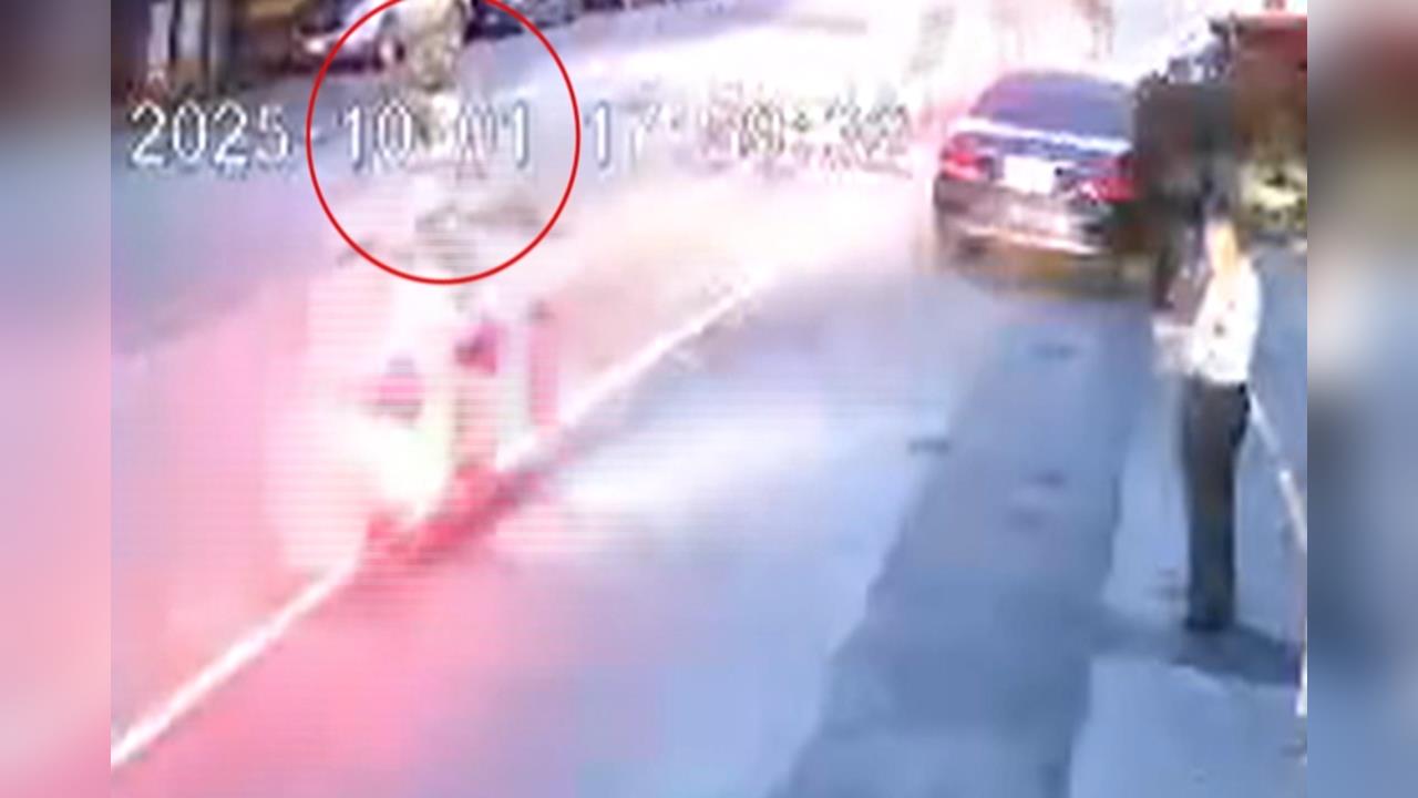 台中婦過馬路遭貨車撞亡 雲林騎士騎人行道自摔