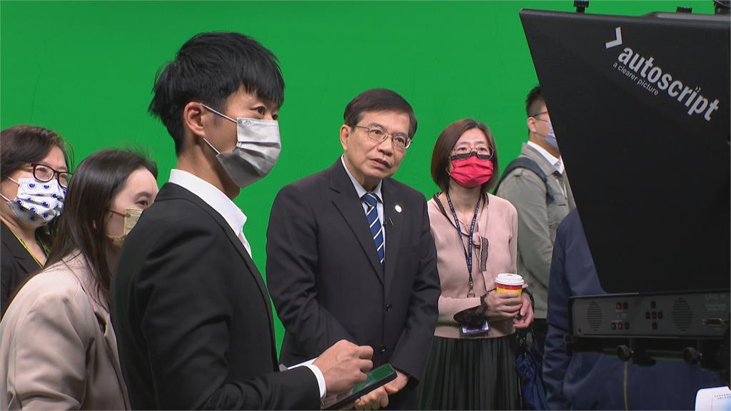 架式十足！王國材化身預報員　宣導春節連假國道疏運