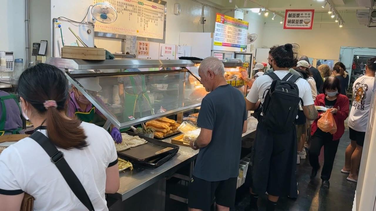 薔琵颱風襲南台灣放假　高雄出太陽民眾排隊吃早餐