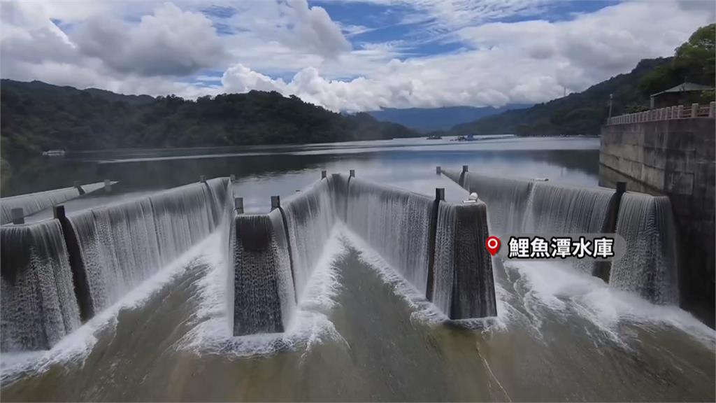 苗栗水庫滿水位限定！　鯉魚潭水庫鋸齒堰溢流美景