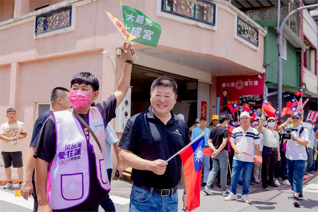 快新聞／花蓮現「反傅勢力」　魏嘉賢服務處外民眾舉牌聲援罷傅