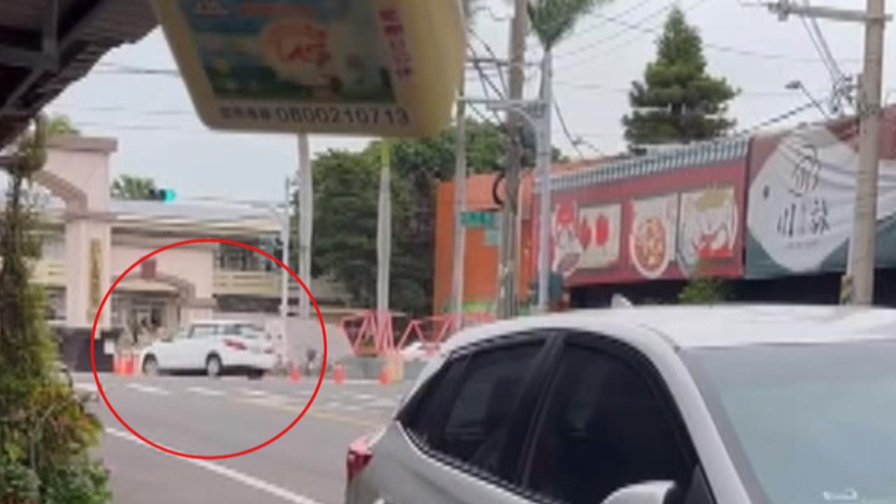 校門口怪象　文昌國小前駕駛莫名繞十圈