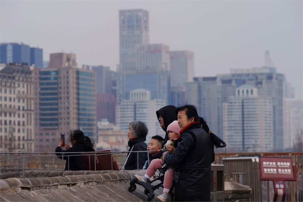 中國經濟「吹窮風」! 網友誇張比窮 結伴上廁所省沖水