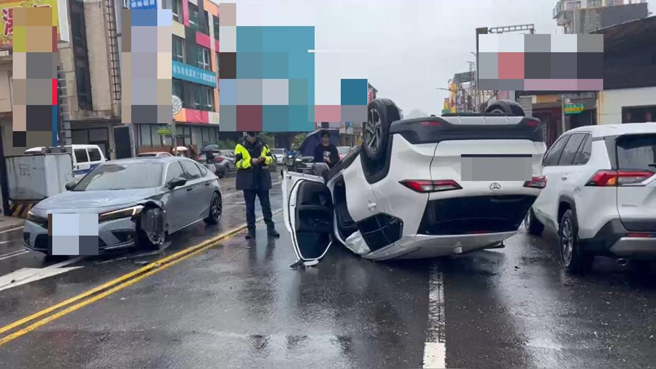 快新聞／翻車瞬間曝光！宜蘭交通驚魂　小客車撞停等紅燈車