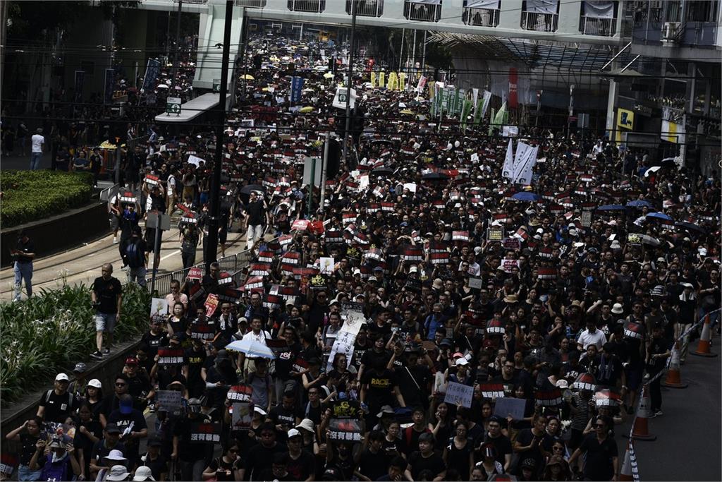 反送中／香港黑衣遊行民眾擠爆地鐵站 怒吼撤回惡法、林鄭下台