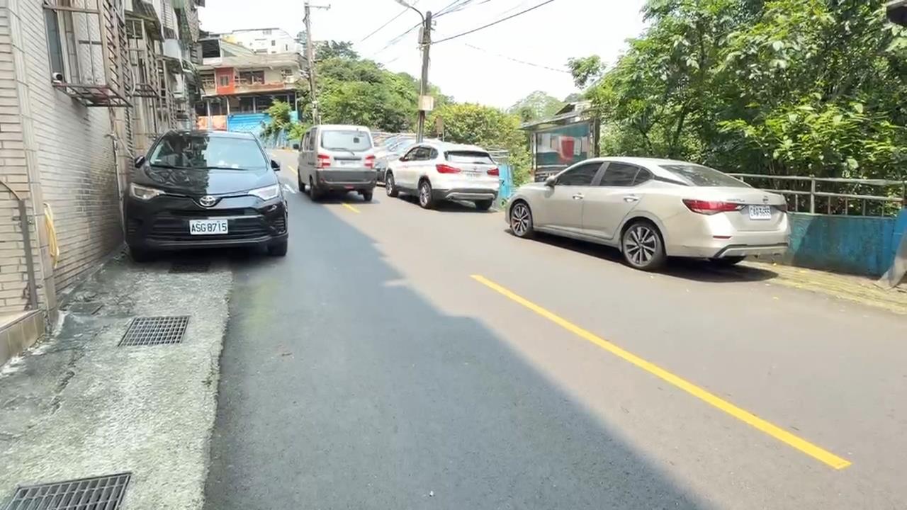 基隆中平街停車5天遭檢舉30次　居民掛白布條轟"無處可停"