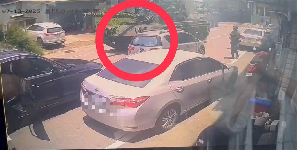 快新聞／漢光演習ING！桃園重型戰車與轎車擦撞　畫面曝光
