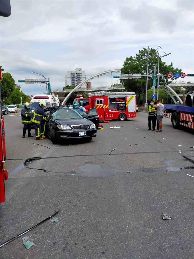 快訊／北市環河北路嚴重車禍！吊車撞上轎車　7旬婦送醫命危