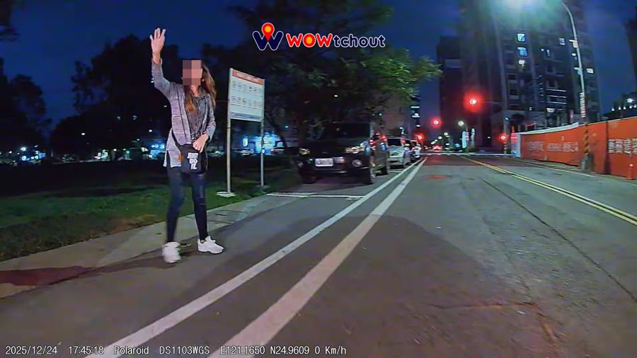 桃園女「人肉佔車位」被教育！駕駛啥都沒說直接倒車　她嚇到躲開