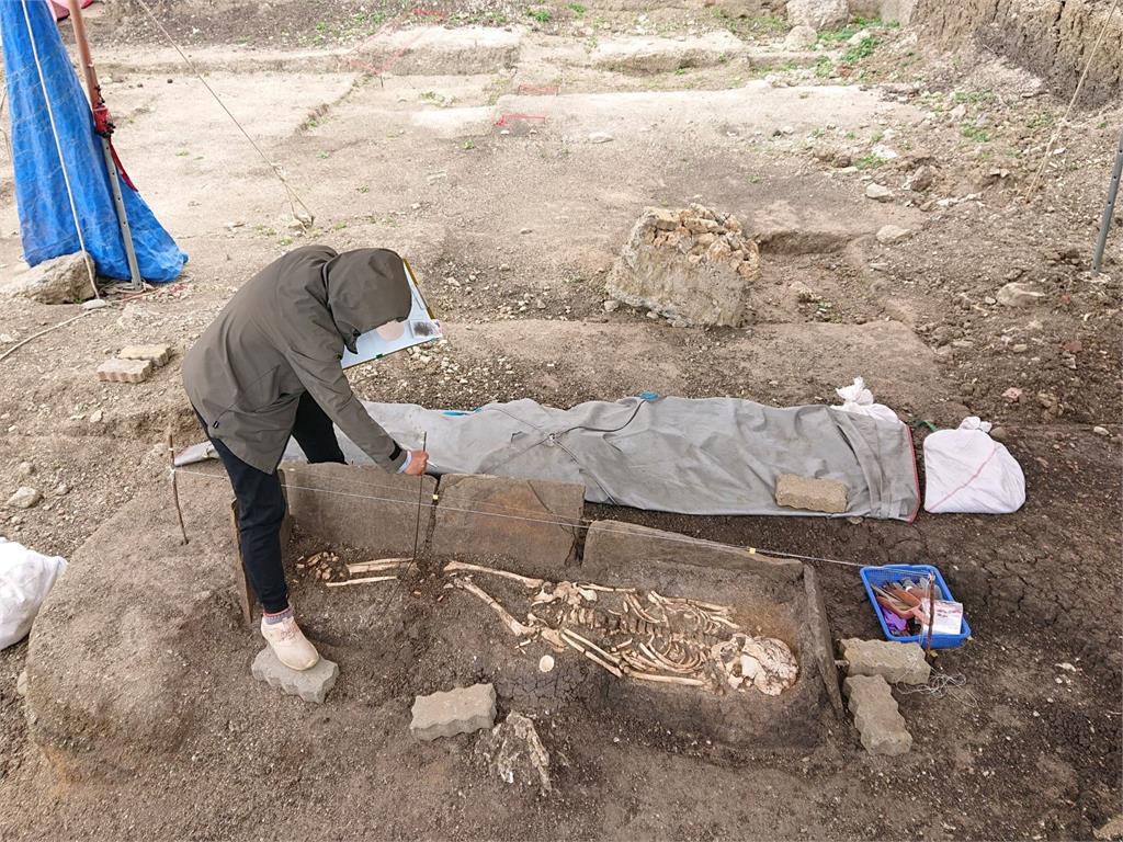 驚！鵝鑾鼻公園挖出51具人骨　發現貝器工具、石棺