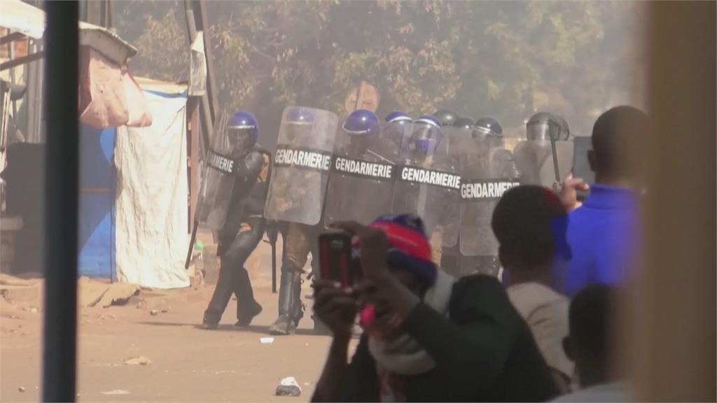 西非布吉納法索驚傳政變　政府駁斥軍方接管傳聞