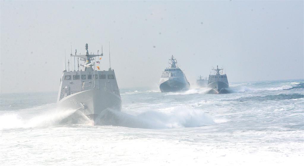 海軍秀組濱海作戰隊秀實力　大武軍艦首登場演練水下救援