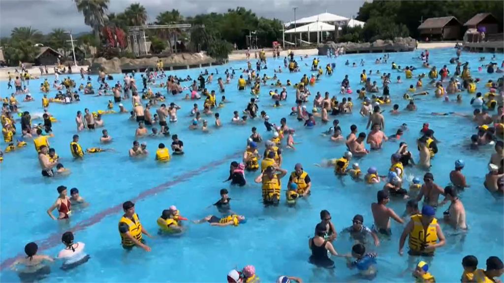 暑假遊樂園湧上萬人潮　企業家庭日魚池車流回堵近5公里