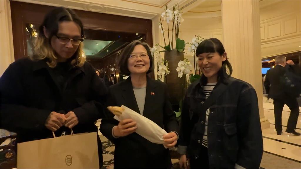 探班蔡英文！在法台夫妻親送手作可頌　小英歪樓關心他們家的貓問「這件事」
