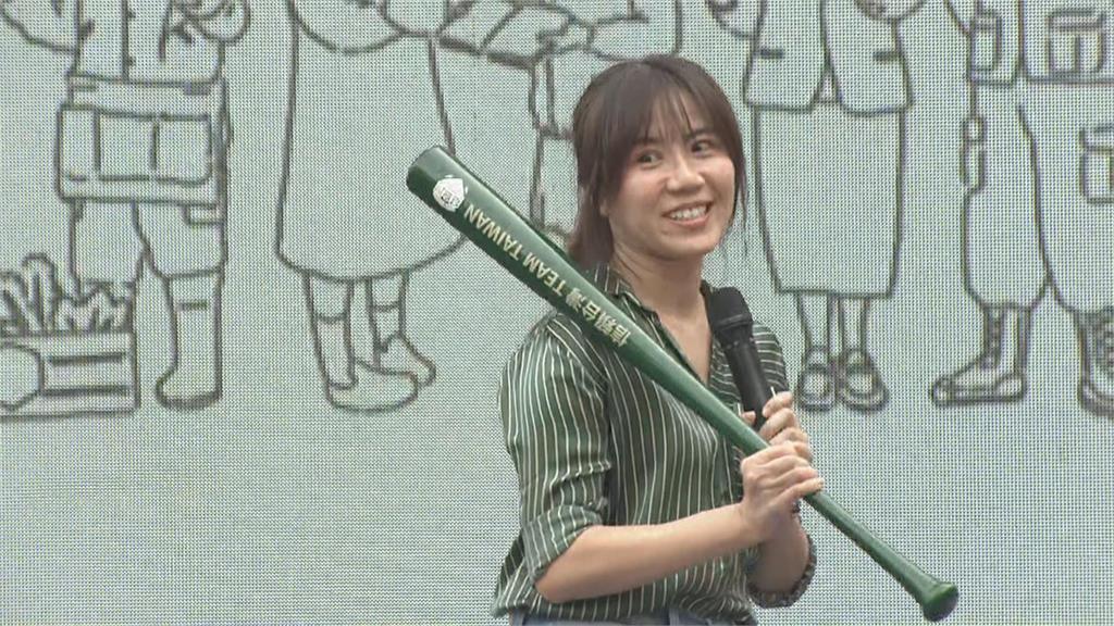 快新聞／美女醫拿球棒登場！　批藍委「作為」喊話民眾站出來捍衛台灣