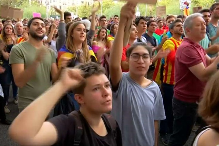 不滿警暴力鎮壓 加泰隆尼亞數十萬人示威