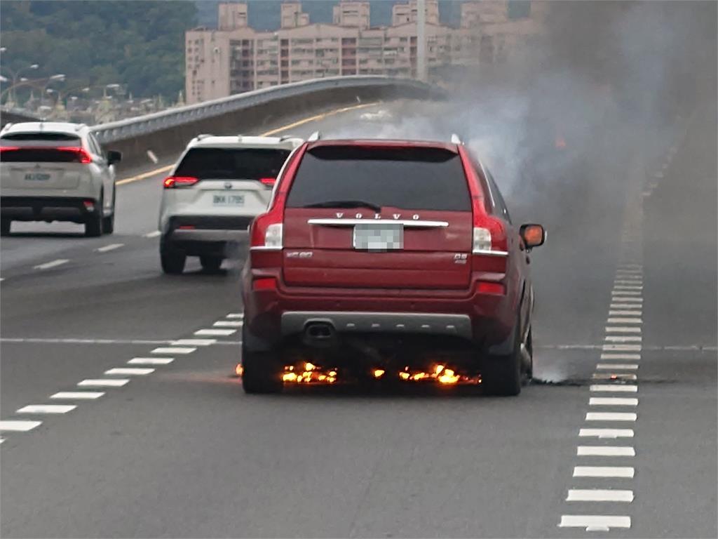 快新聞／國1五楊高架火燒車！　休旅車引擎突起火燃燒畫面曝光