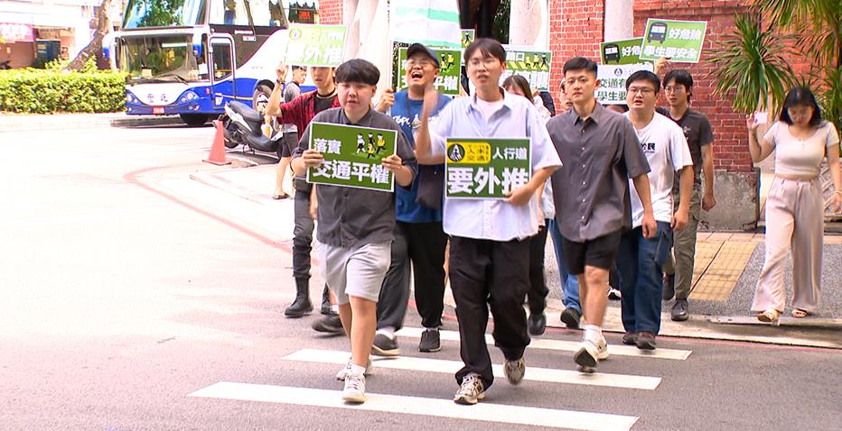 東海女大生魂斷公車輪！大批學生返現場致哀控：行人地獄