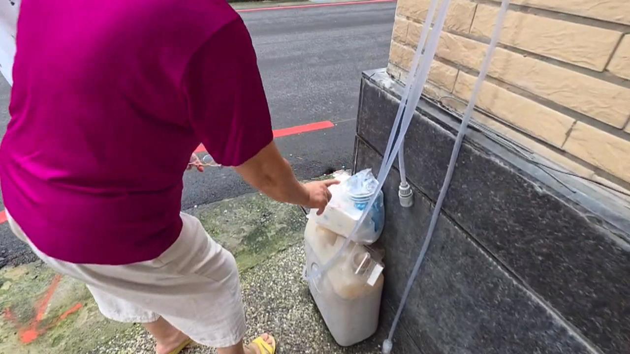 屏東騎士"整包垃圾"直接丟別人家 受害住戶抓包質問