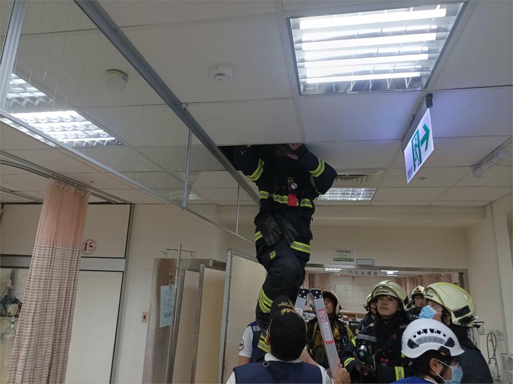 快新聞／高醫驚傳急診室天花板冒白煙！　消防人員到場緊急疏散