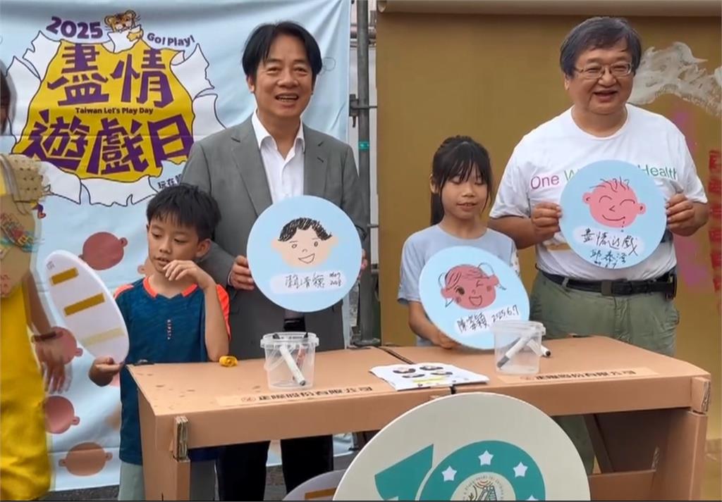 三分鐘畫出Q版自畫像！　賴總統出席凱道活動展繪畫天份