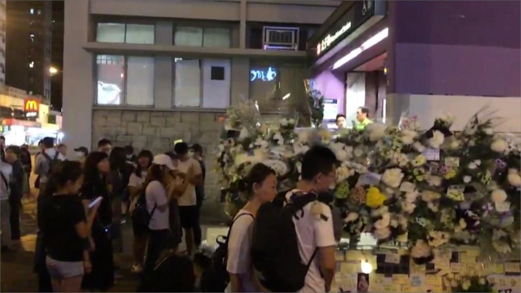 反送中/港人要求咎責暴力執法 旺角警方舉槍警告已上膛