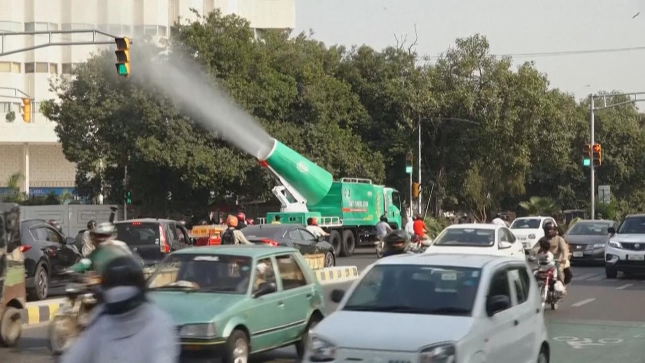 全球空污最嚴重國家之一! 巴基斯坦政府出動行動抗霾車