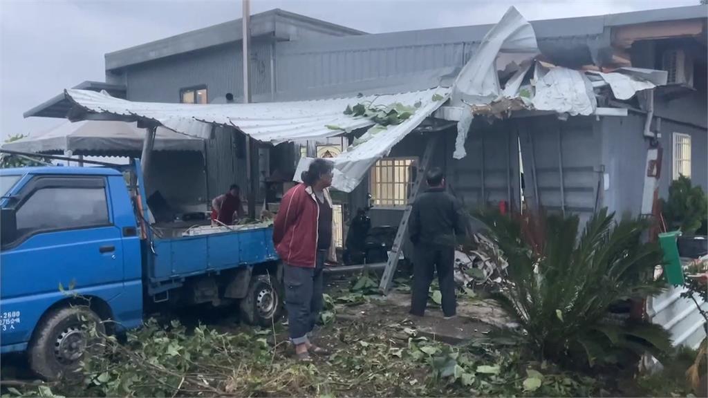 疑駕駛恍神打盹釀禍　客運撞進鐵皮民宅5人輕傷　業者允諾負全責