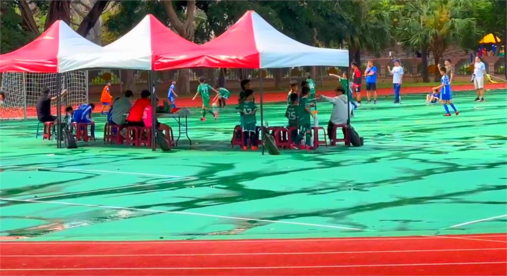 國小校慶運動會冒雨舉行　小學生雨中跳舞　家長氣炸！