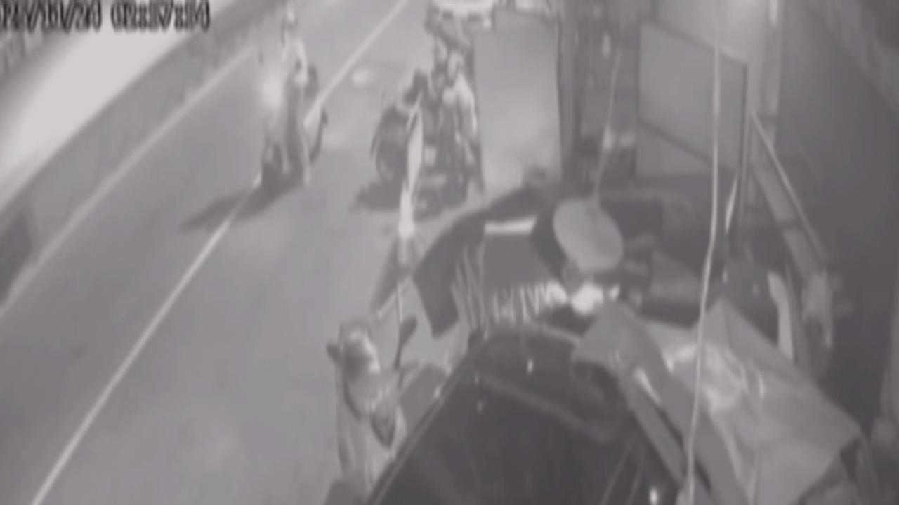 台中百年好甜麵包攤遭撞毀　惡駕駛倒車加速逃逸後棄車失聯