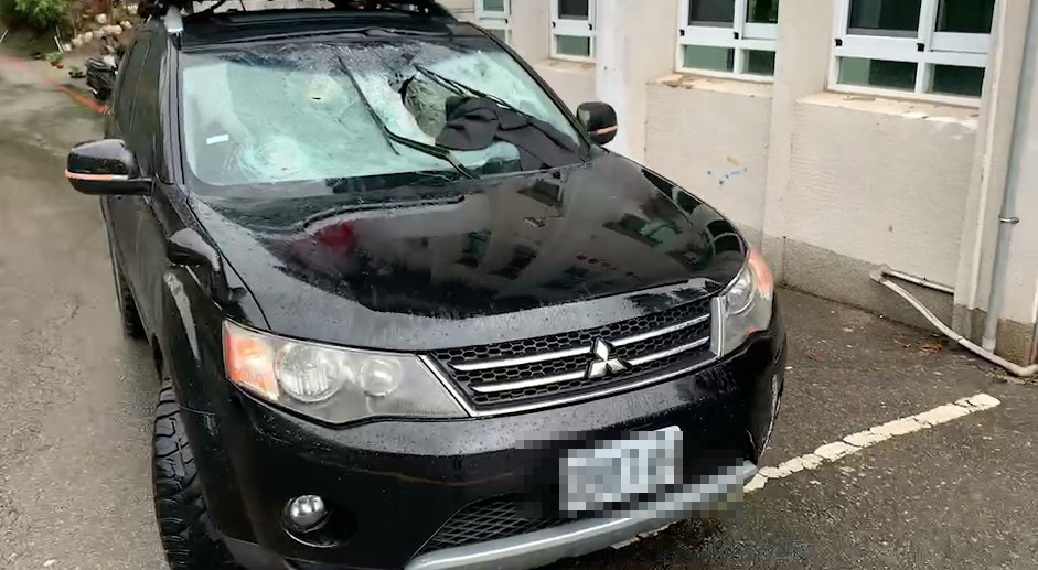 快新聞／苗栗休旅車慘遭落石擊中　駕駛從碎玻璃中看路開900公尺求援