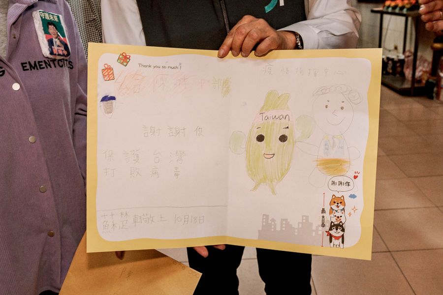 陳時中掃街收童趣卡片　「謝謝你保護台灣打敗病毒」直呼暖心