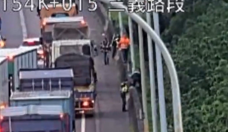 國道離奇車禍！　兩車內線追撞　其中一車乘客竟落跑