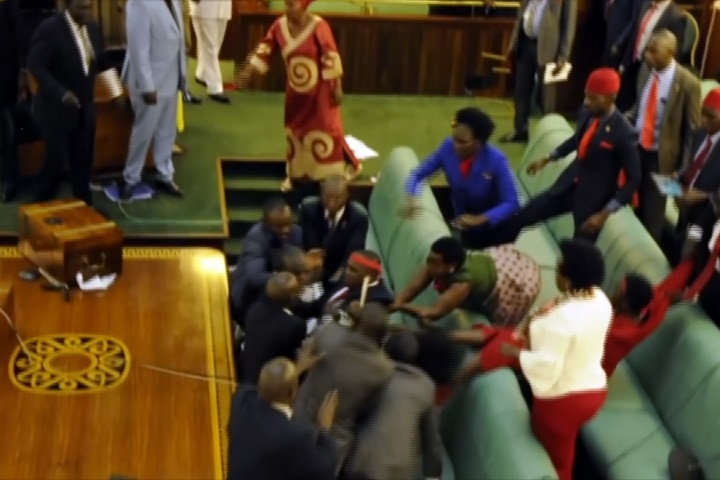 烏干達國會也打群架 揮舞麥克風架、拉扯超火爆
