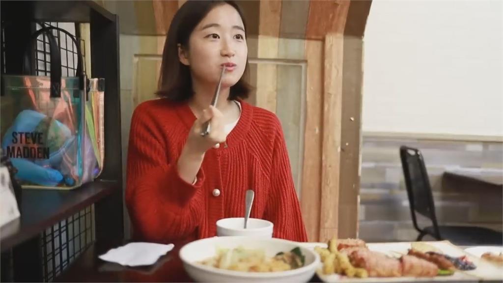 真假難辨！南韓女演員初訪台灣素食餐廳　一嚐素培根驚呼：以為是真肉
