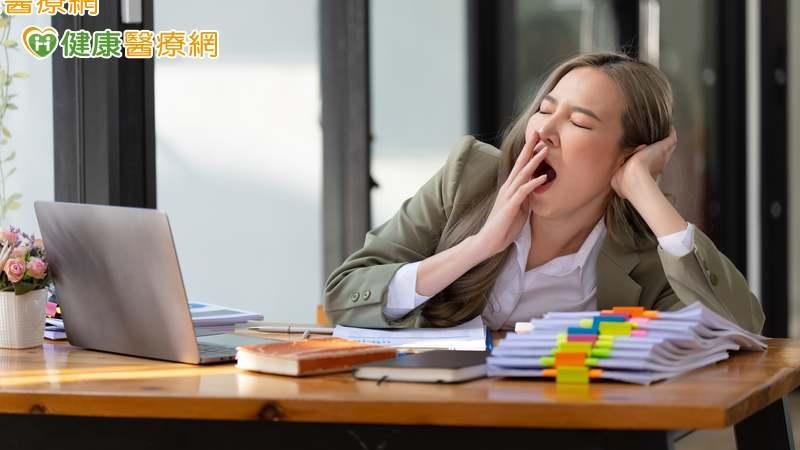 上班族吃飽就愛睏？營養師教你少吃「1類食物」　午餐後也能繼續奮戰！
