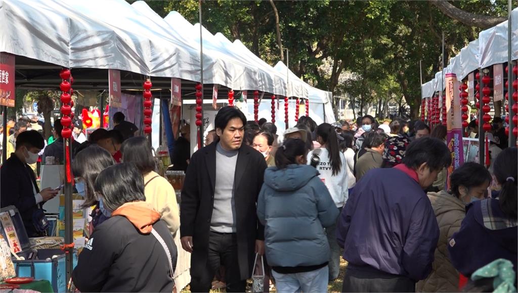 嘉義年貨市集聚集200攤位　翁章梁發蛇年小紅包超熱鬧