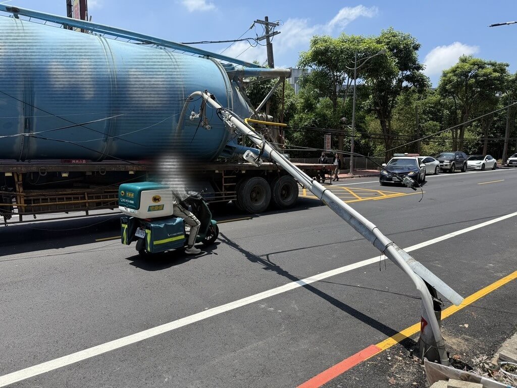 苗栗曳引車載運水泥槽勾到電纜線　燈桿應聲倒下