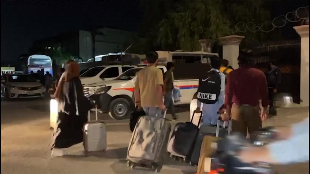 伊朗德黑蘭爆發逃難潮　開車加油排隊4小時