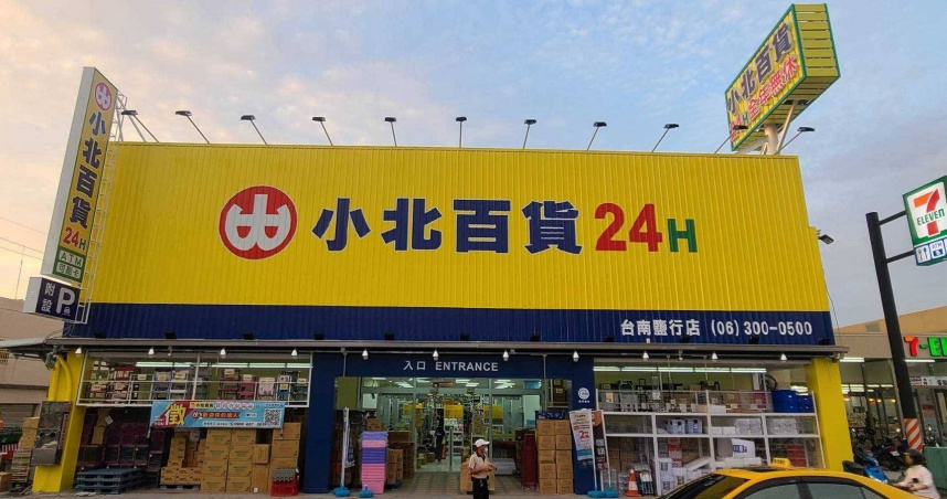 正妹去小北百貨「拆袋裝泡麵」拍片PO網!揭露隱藏服務 一票人險開噴