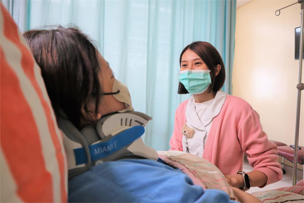 手機滑太兇！年輕女頸椎出事險癱瘓 部桃：有這些症狀快就醫