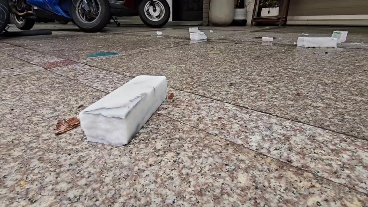 宜蘭風大雨大！競選看板吹倒壓車　店家遮雨棚遭石塊砸破
