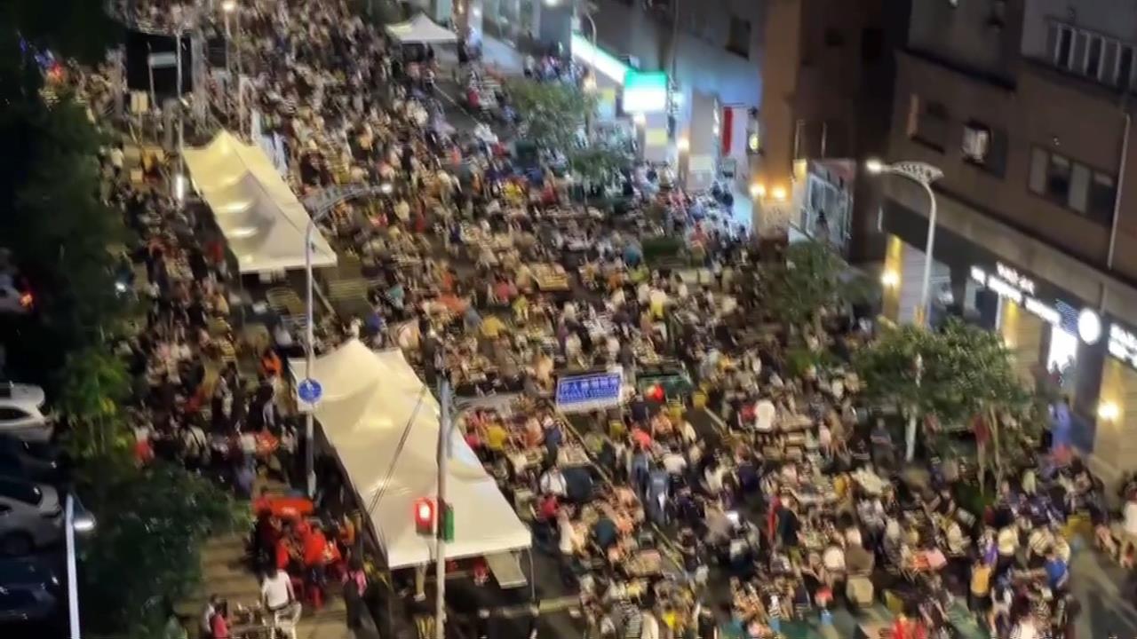 中壢「萬人封街夯肉」連假最後一烤　外國朋友嗨喊：喜歡