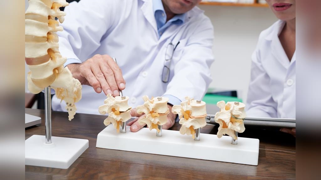 《醫學大聯盟》醫師警告：這「兩大習慣」正讓你的骨頭偷偷變脆！