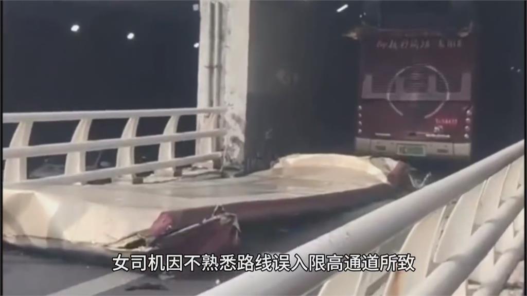 中國河南雙層巴士誤闖限高隧道　上層車頂掀開驚悚畫面曝光