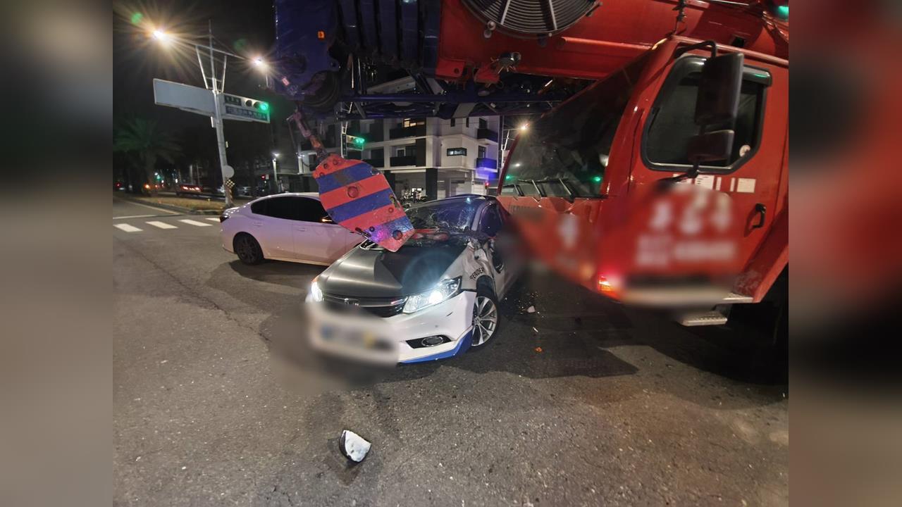 快新聞/男駕自小客闖紅燈左轉撞擊動力機械車 釀「3車糾結」畫面曝