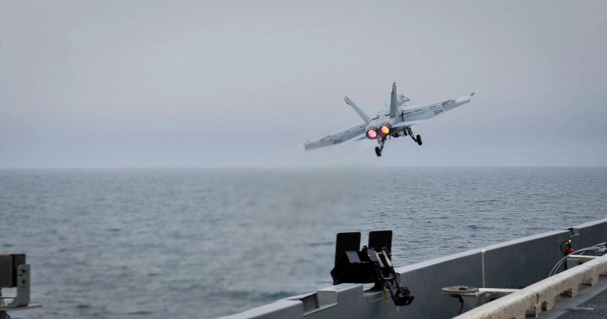 躲避胡塞武裝火力　F-18戰機從美航空母艦上滑落墜海